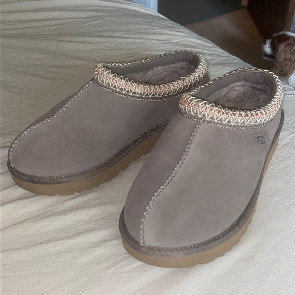 Size 7 women’s grey UGG Tasman slippers